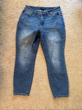 Judy Blue Medium Blue Ankle Crop Jeans - High rise - boyfriend fit